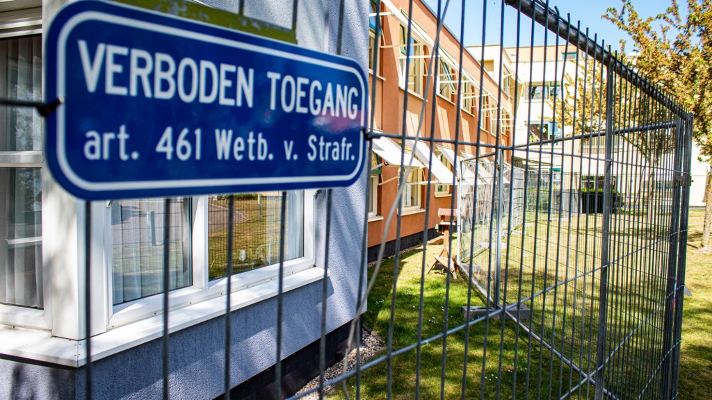 Foto hek om verpleeghuis in Dieren